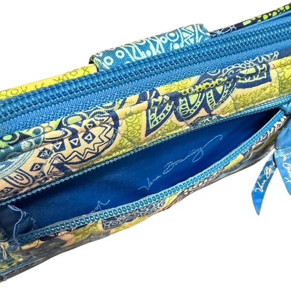 Vera Bradley Doodle Daisy Blue & Green Floral Turnlock Zip Around Wallet - Picture 3 of 7